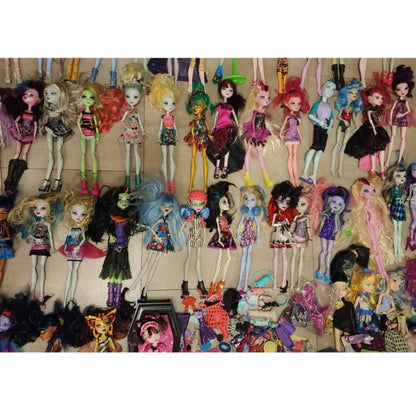 Massive Lot of 100+ Monster High Dolls & Accessories – All for One Price!