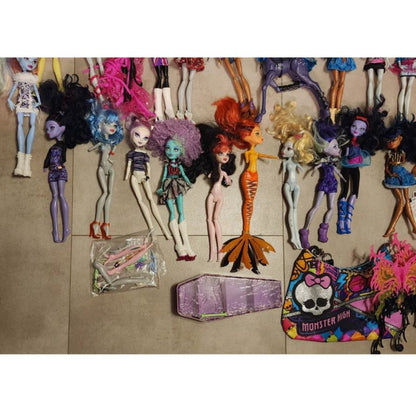Massive Lot of 100+ Monster High Dolls & Accessories – All for One Price!