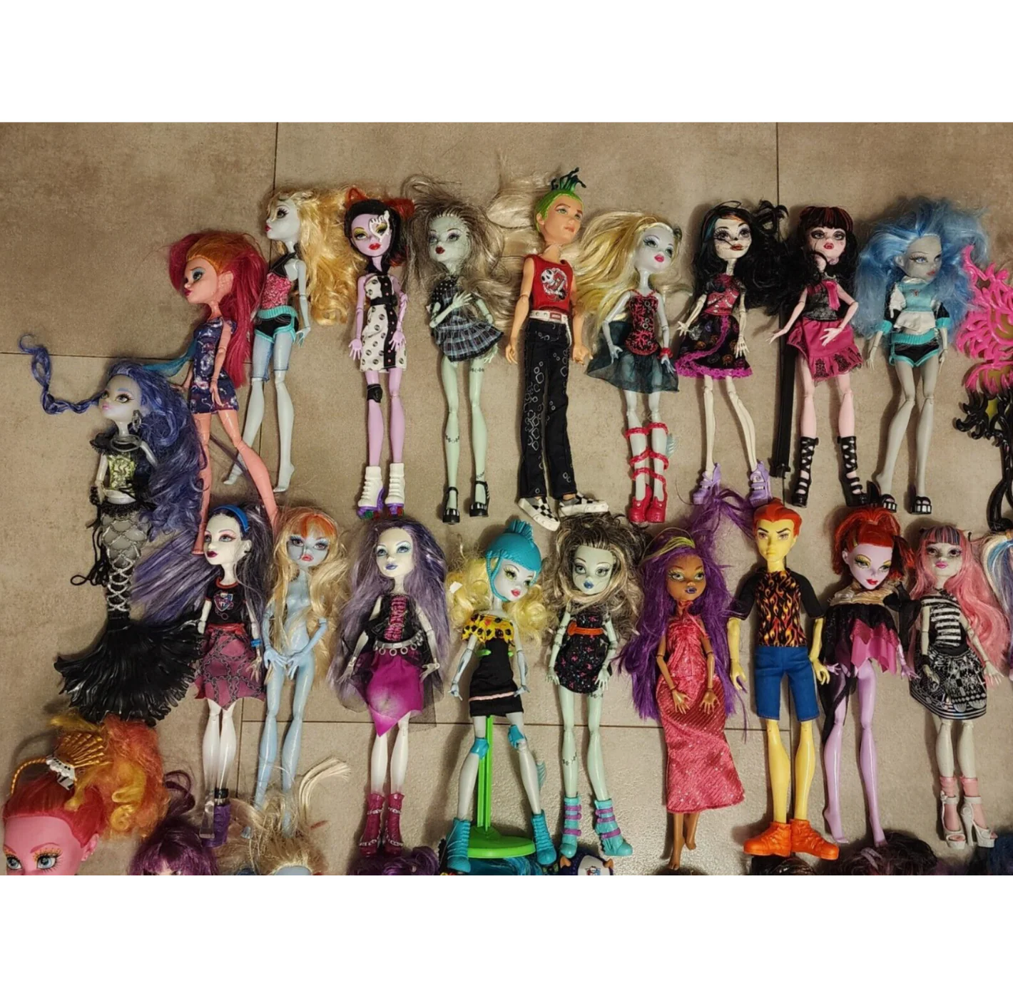 Massive Lot of 100+ Monster High Dolls & Accessories – All for One Price!