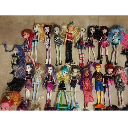 Massive Lot of 100+ Monster High Dolls & Accessories – All for One Price!